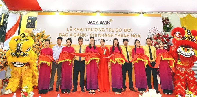 Đại diện Bac A Bank cắt băng khai trương trụ sở mới tại Thanh Hóa. Ảnh: Bac A Bank