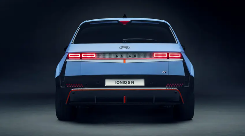 Đèn hậu dược thiết kế dạng pixel, là đặc điểm nhận diện thương hiệu của IONIQ. Họa tiết caro đỏ đen ở cản sau mang cảm hứng từ những chiếc xe đua. Nhìn bề ngoài, IONIQ 5 N mang kích thước hình hộp của mẫu tiêu chuẩn nhưng được bổ sung tính khí động học với thiết kế cánh gió mới trước và sau. Cửa kính phía sau được trang bị thêm cần gạt nước.