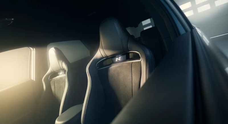 Ghế ngồi được hạ thấp và được gia cố chắc chắn hơn, chất liệu chính là bằng vải và da hoặc Alcantara sinh thái và da.