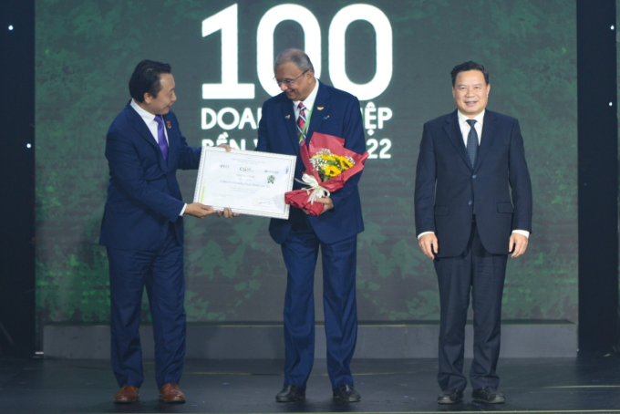 Ông Vijay Kumar Pandey, Chủ tịch HĐQT Công ty TH nhận vinh danh Top 100 Doanh nghiệp bền vững Việt Nam 2022. Ảnh: Tùng Đinh