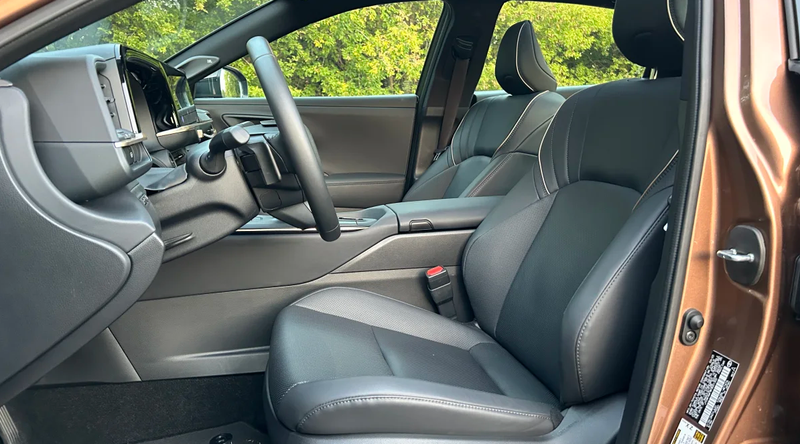 Sự hạn chế về màu sắc ở phiên bản cao cấp có thể khiến nhiều người cảm thấy hụt hẫng. Tuy nhiên, phiên bản trung cấp Limited có nhiều tùy chọn màu sắc hơn, bao gồm trắng, nâu và đen, cả là da thật