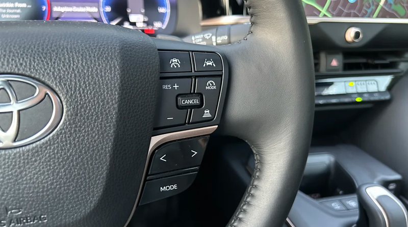 Sự kết hợp giữa nút bấm và công tắc trên vô lăng tạo điều chỉnh dễ dàng