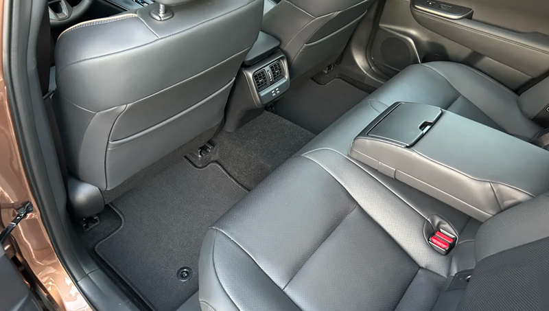 Tuy nhiên, việc sử dụng nhựa màu đen phần nào giúp duy trì sự sạch sẽ và sang trọng trong thời gian dài.