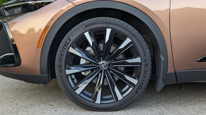 Vành la-zăng có đường kính 21 inch với thiết kế đa chấu và sơn màu xám khỏe khoắn đi kèm lốp Michelin 235/45R21