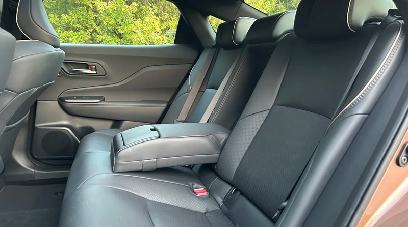 Người ngồi ở hàng ghế sau sẽ có không gian thoải mái, nhưng không rộng rãi như dòng xe Avalon cũ. Tuy nhiên, có sẵn các ống thông gió riêng biệt và cặp cổng USB loại C để sạc ở hàng ghế sau.