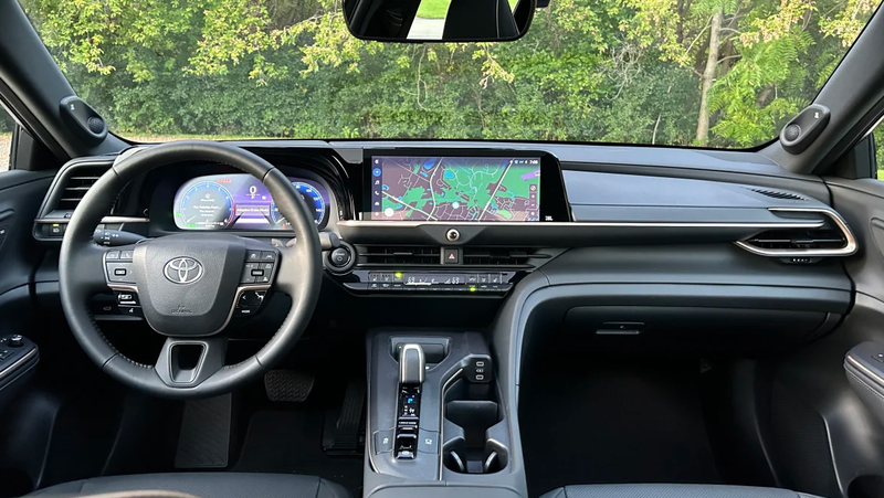 Các nút điều khiển của hệ thống điều hòa và vô lăng cũng được đánh giá là dễ sử dụng. Hệ thống điều hòa không được tích hợp hoàn toàn vào màn hình cảm ứng lớn, vì vậy việc điều chỉnh nhiệt độ, kể cả ghế được làm ấm/làm mát và vô lăng được thực hiện dễ dàng. 