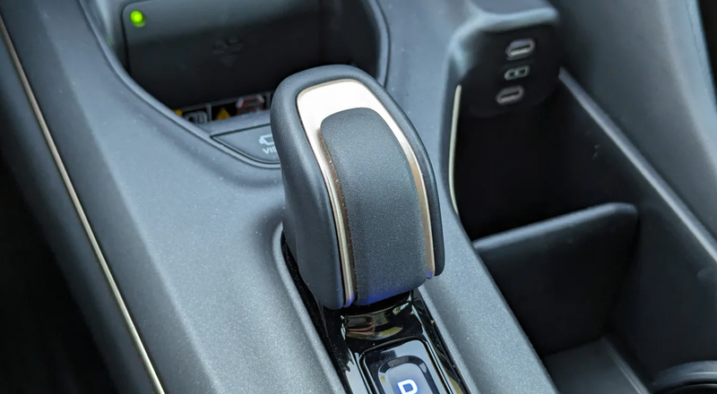 Tay cầm chuyển số loại nút nhỏ cũng được kế thừa từ các dòng xe Toyota/Lexus khác và không chiếm nhiều không gian hoặc gây khó khăn về mặt tiện ích.
