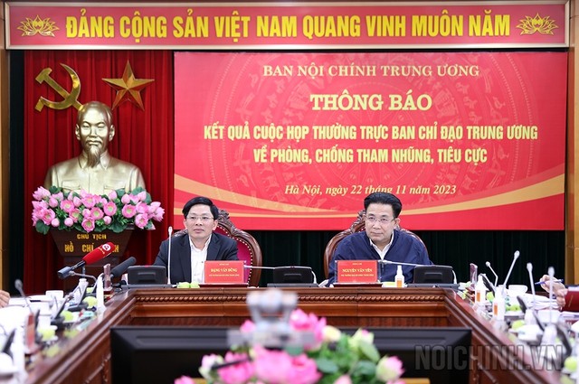 Các đồng chí chủ trì trao đổi với phóng viên các cơ quan báo chí - Ảnh: VGP/LS