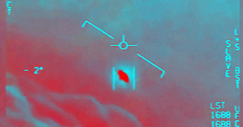 Một "vật thể lạ" xuất hiện trong video Lầu Năm góc công bố. Ảnh: CNN