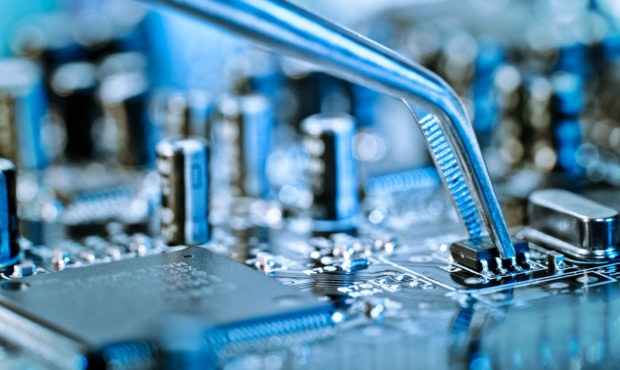 Các dòng máy Mac của Apple hiện vẫn đang sử dụng bộ vi xử lý của Intel. Ảnh: KslNewsRadio