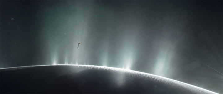 Tàu vũ trụ Cassini của NASA bay qua các luồng sáng trên vệ tinh Enceladus của Sao Thổ vào tháng 10-2015. Ảnh: Finance Yahoo
