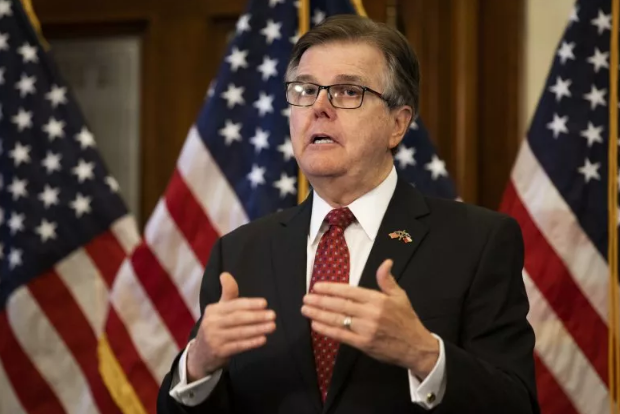 PhThống đốc bang Texas - Dan Patrick là một người ủng hộ ông Trump nhiệt thành. PhThống đốc bang Texas - Dan Patrick là một người ủng hộ ông Trump nhiệt thành.