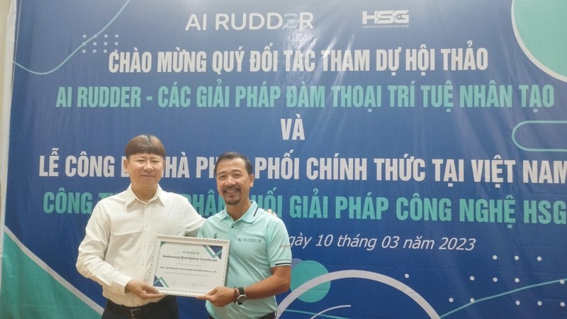 Đại diện AI Rudder trao giấy chứng nhận nhà phân phối chính thức tại Việt Nam cho công ty công nghệ HSG