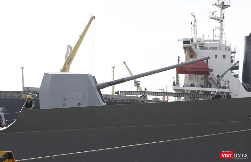 Mũi tàu là pháo hạm 120mm