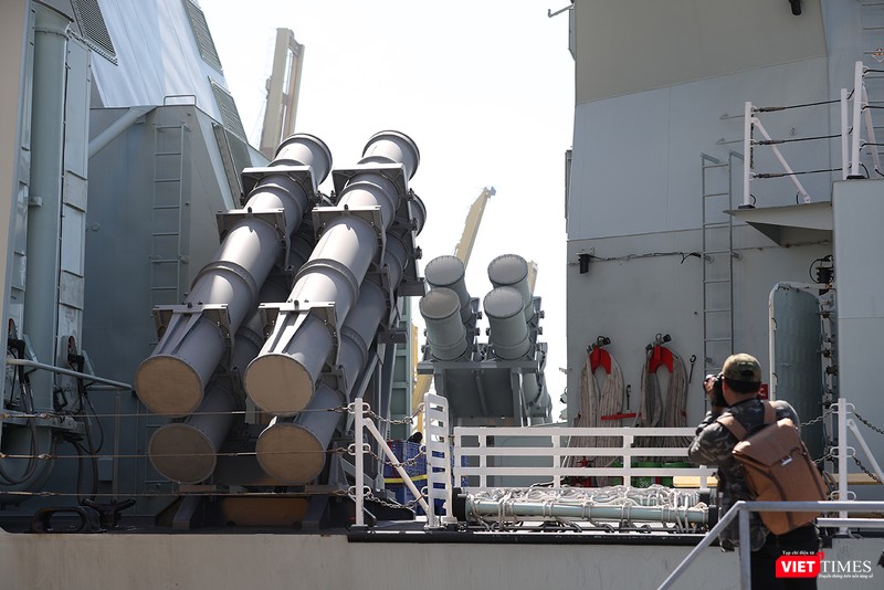 HMCS Calgary được trang bị kho vũ khí khá đa dạng gồm 24 ngư lôi chống ngầm, chống hạm Honeywell Mk 46, 16 tên lửa phòng không trên hạm RIM-162 ESSM, 8 tên lửa chống hạm RGM-84 Harpoon,... HMCS Calgary được trang bị kho vũ khí khá đa dạng gồm 24 ngư lôi chống ngầm, chống hạm Honeywell Mk 46, 16 tên lửa phòng không trên hạm RIM-162 ESSM, 8 tên lửa chống hạm RGM-84 Harpoon,...