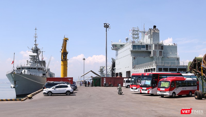 Bộ đôi tàu Hải quân Hoàng Gia Canada (HMCS) Calgary và MV Asterix tại cảng Tiên Sa, Đà Nẵng Bộ đôi tàu Hải quân Hoàng Gia Canada (HMCS) Calgary và MV Asterix tại cảng Tiên Sa, Đà Nẵng