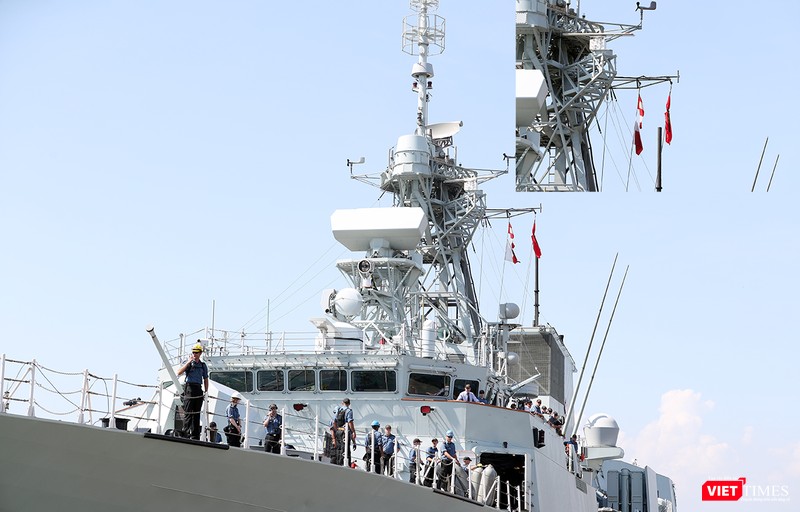 Tàu Hải quân Canada HMCS Calgary treo cờ rũ, bày tỏ sự mất mát của Việt Nam khi Chủ tịch nước Trần Đại Quang từ trần