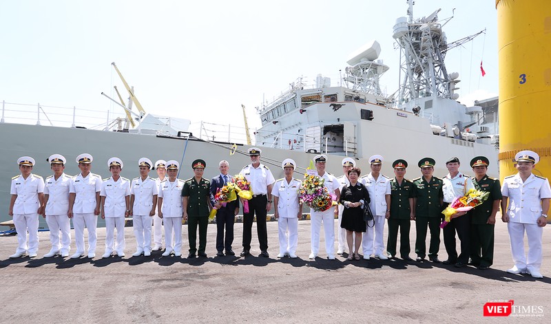 Các bên chụp ảnh lưu niệm