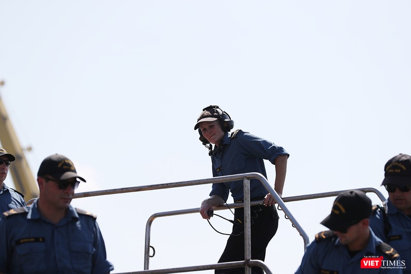 Sĩ quan chỉ huy với bộ đàm làm việc liên tục Sĩ quan chỉ huy với bộ đàm làm việc liên tục