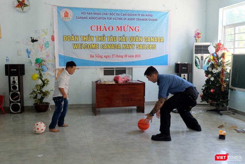 Ngày 27/9, các sĩ quan và thủy thủ tàu HMCS Calgary đã đến thăm trẻ em nhiễm chất độc da camTP Đà Nẵng