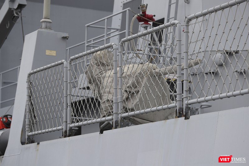 Súng 12,7mm đặt 2 bên mạn