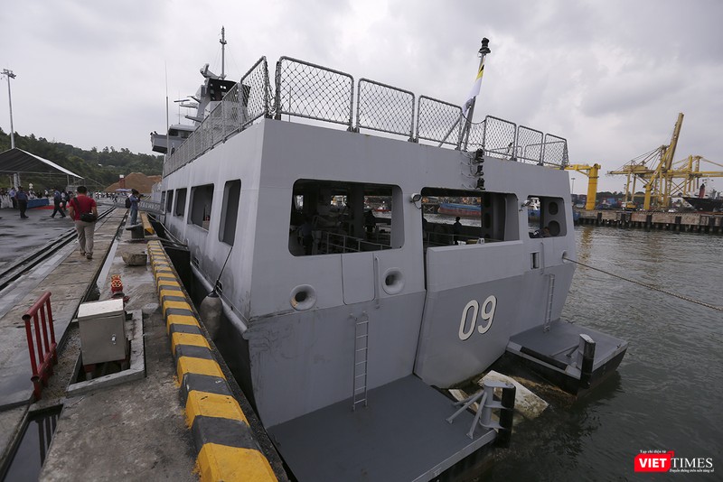 Tàu được trang bị sân đỗ trực thăng phía đuôi