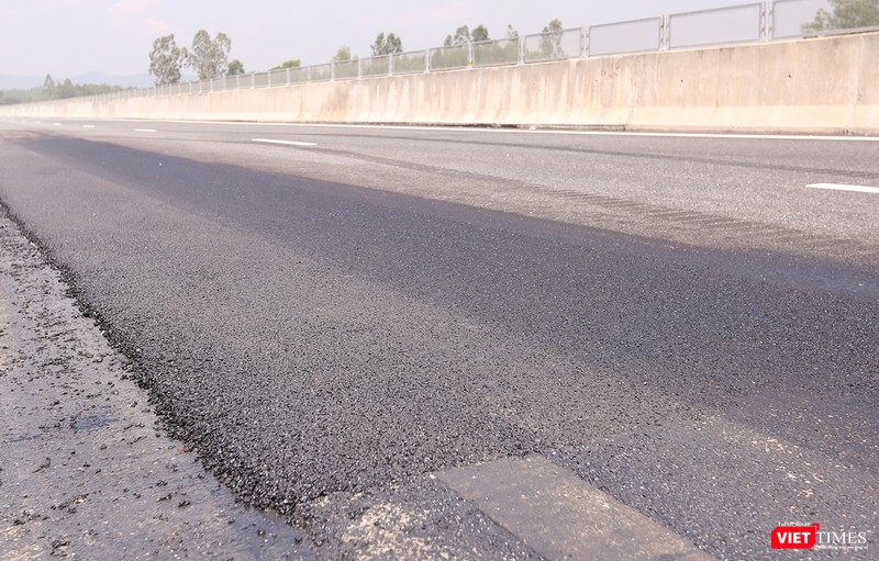 Một đoạn vá mặt đường đã hoàn thiện