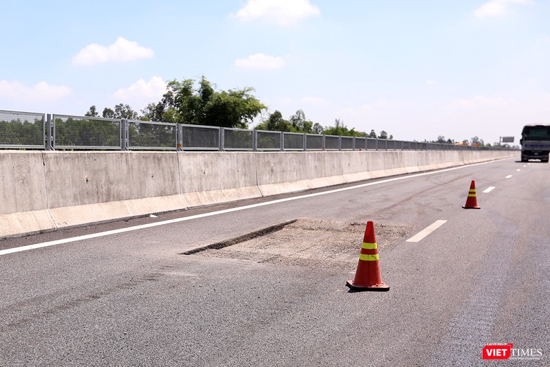 Vệt "ổ gà" được bóc bỏ