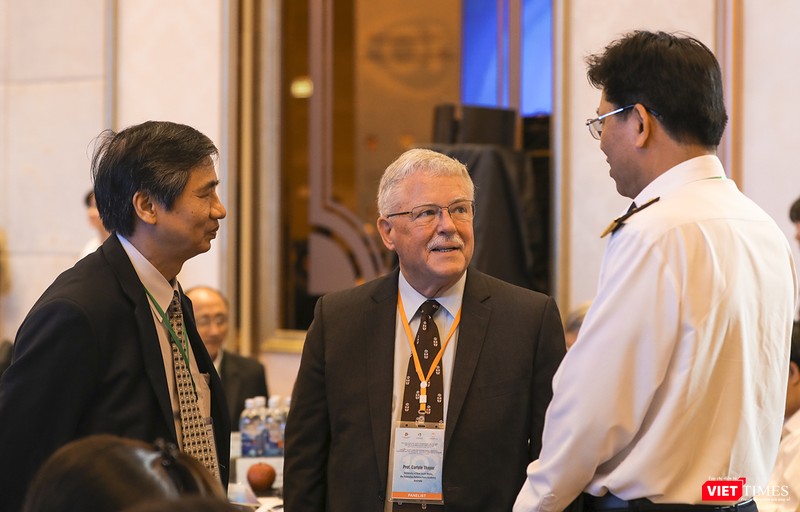 Sự kiện lần này có sự tham dự của Giáo sư Carl Thayer - Chuyên gia về Biển Đông của Úc (đứng giữa), người từng lên án mạnh mẽ hành động đâm chìm tàu cá Việt Nam của tàu Hải cảnh Trung Quốc trên vùng biển đặc quyền kinh tế Việt Nam vào năm 2014.