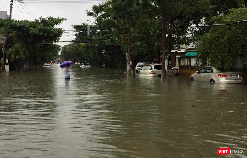 Dự báo tình trạng Đà Nẵng "phố biến thành sông" sẽ còn kéo dài. (Ảnh: CTV) Dự báo tình trạng Đà Nẵng "phố biến thành sông" sẽ còn kéo dài. (Ảnh: CTV)