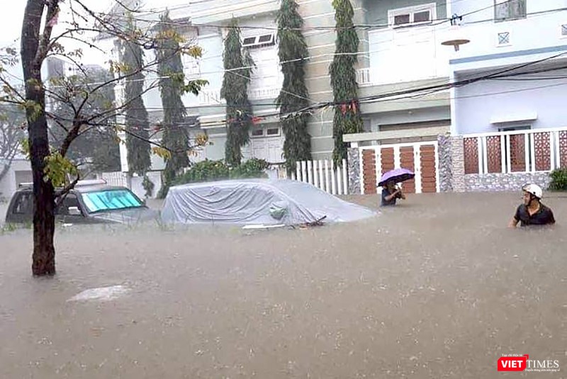 Xe ô tô chìm trong nước Xe ô tô chìm trong nước