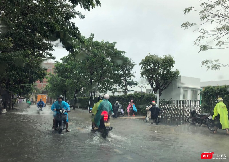 Tình trạng ngập cũng diễn ra ở khu vực đường 30/4, nhưng có phần đỡ hơn và các xe vẫn cố gắng di chuyển được. Tình trạng ngập cũng diễn ra ở khu vực đường 30/4, nhưng có phần đỡ hơn và các xe vẫn cố gắng di chuyển được.