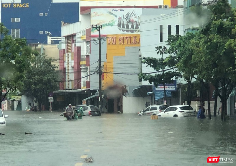 Tình trạng mưa ngập tại khu vực đường Phan Đăng Lưu - Lê Thanh Nghị diễn ra khá nghiêm trọng, khi nước ngập đã vượt quá đầu gối người lớn; Ngập bánh, vượt ống xả các xe ô tô. Tình trạng mưa ngập tại khu vực đường Phan Đăng Lưu - Lê Thanh Nghị diễn ra khá nghiêm trọng, khi nước ngập đã vượt quá đầu gối người lớn; Ngập bánh, vượt ống xả các xe ô tô.