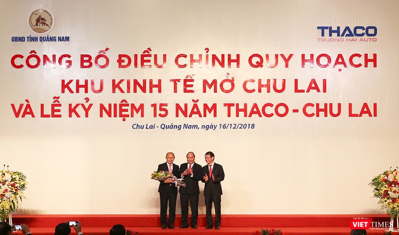 Thủ tướng Chính phủ Nguyễn Xuân Phúc tặng hoa cho huấn luyện viên Pak Hang Seo Thủ tướng Chính phủ Nguyễn Xuân Phúc tặng hoa cho huấn luyện viên Pak Hang Seo