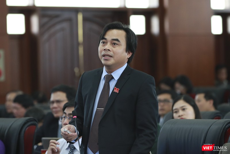 Ông Tô Văn Hùng, Giám đốc Sở TN-MT TP Đà Nẵng cho rằng ý thức người dân là một trong những nhân tố khiến Đà Nẵng ngập sâu. Ông Tô Văn Hùng, Giám đốc Sở TN-MT TP Đà Nẵng cho rằng ý thức người dân là một trong những nhân tố khiến Đà Nẵng ngập sâu.