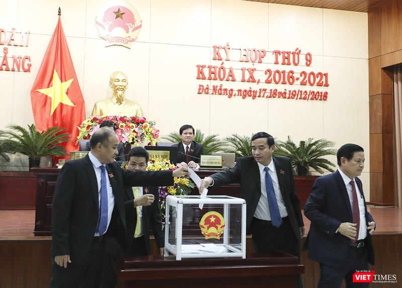 Các đại biểu tiến hành bỏ phiếu.