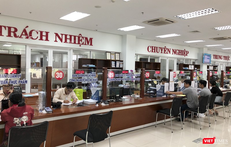 Theo Chủ tịch Huỳnh Đức Thơ, tâm lý lo âu, thụ động, chờ đợi và không dám nghĩ không dám đã xuất hiện phổ biến trong đội ngũ cán bộ công chức Đà Nẵng. Theo Chủ tịch Huỳnh Đức Thơ, tâm lý lo âu, thụ động, chờ đợi và không dám nghĩ không dám đã xuất hiện phổ biến trong đội ngũ cán bộ công chức Đà Nẵng.