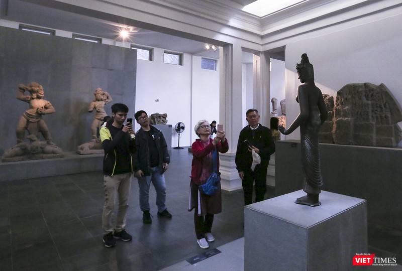 Du khách hứng thú với Bảo vật Quốc gia