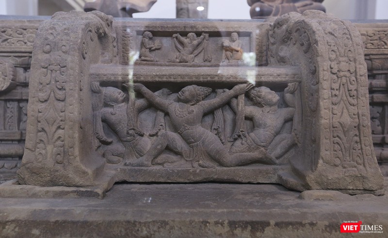 Hình điêu khắc xung quanh đài thờ