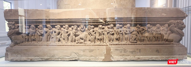 Câu chuyện thần thoại kể về đám cưới của hoàng tử Rama và công chúa Sita được thể hiện trên thân đài thờ