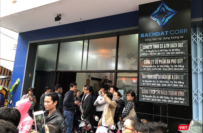 Người dân bức xúc tập trung trước trụ sở Bách Đạt Corp.