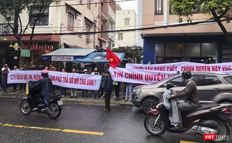 Người mua cùng băng rôn tập trung tại trụ sở Công ty TNHH Sản Xuất và Thương Mại Bách Đạt (Bách Đạt Corp) tại địa chỉ số 42 Nguyễn Du, quận Hải Châu, TP Đà Nẵng để đòi quyền lợi (ảnh chụp sáng 17/1)