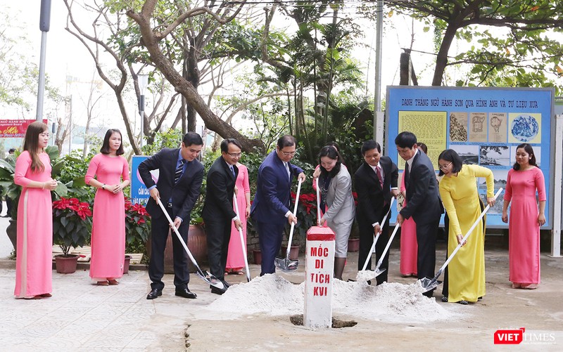 Đại diện Bộ VH-TT và DL cùng lãnh đạo địa phương thực hiện nghi lễ cắm mốc di tích