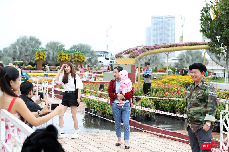 Rất nhiều gia đình đã đến đường hoa để chụp ảnh