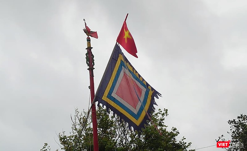 Cờ Tổ quốc và cờ phướn trên đỉnh cây Nêu Cờ Tổ quốc và cờ phướn trên đỉnh cây Nêu