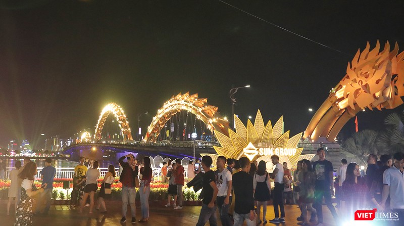 Người dân và du khách đổ về đường hoa Bạch Đằng trong đêm Giao thừa