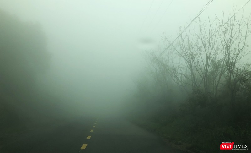 Bên dưới, Sơn Trà vẫn chìm sâu trong sương