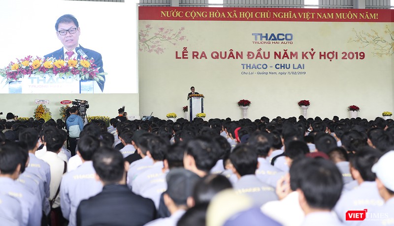 “Để Thaco tiếp tục phát triển một cách bền vững và tạo ra những giá trị không giới hạn dựa trên chiến lược đa ngành sau 2018 thì trước tiên triết lý Thaco là “Mang lại giá trị cho khách hàng, xã hội và có đóng góp thiết thực vào nền kinh tế đất nước” - ông Trần Bá Dương nói với hơn 8.400 cán bộ, công nhân có mặt tại sự kiện.