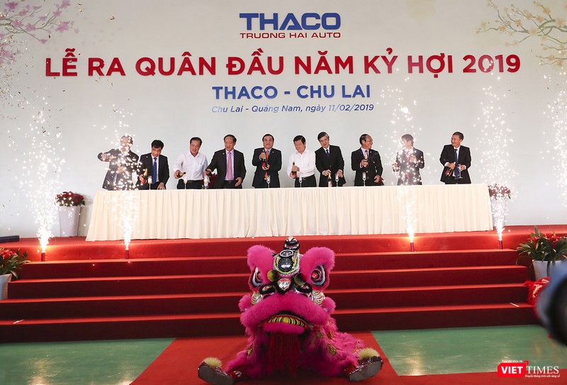 Các đại biểu tham dự Lễ ra quân Thaco 2019 cùng mở sâm banh phát động