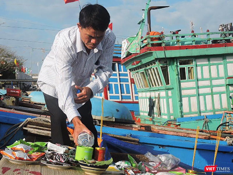 Dưới tàu, các ngư dân chuẩn bị mâm lễ tế trời đất, thân Nam Hải Dưới tàu, các ngư dân chuẩn bị mâm lễ tế trời đất, thân Nam Hải
